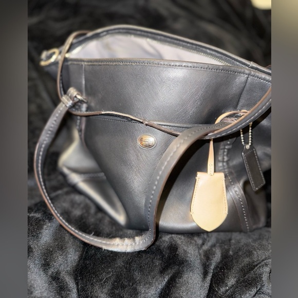 Coach Black Leather Shoulder Bag with Timeless Design - Picture 16 of 16